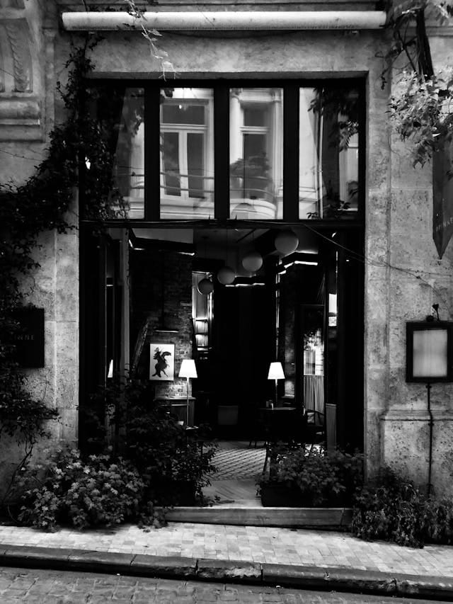 pexels-dilankusanc-13598946(1) Entrance to Restaurant | Photo by Dilan Ceviz