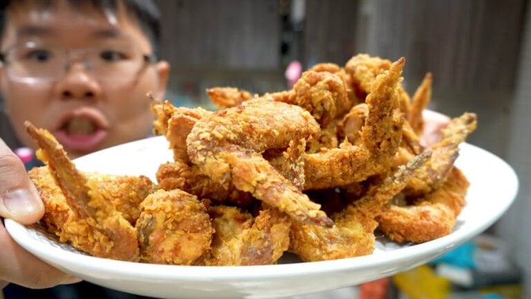 RECIPE: Chinese Chef Cooks Garlic Fried Chicken Wings